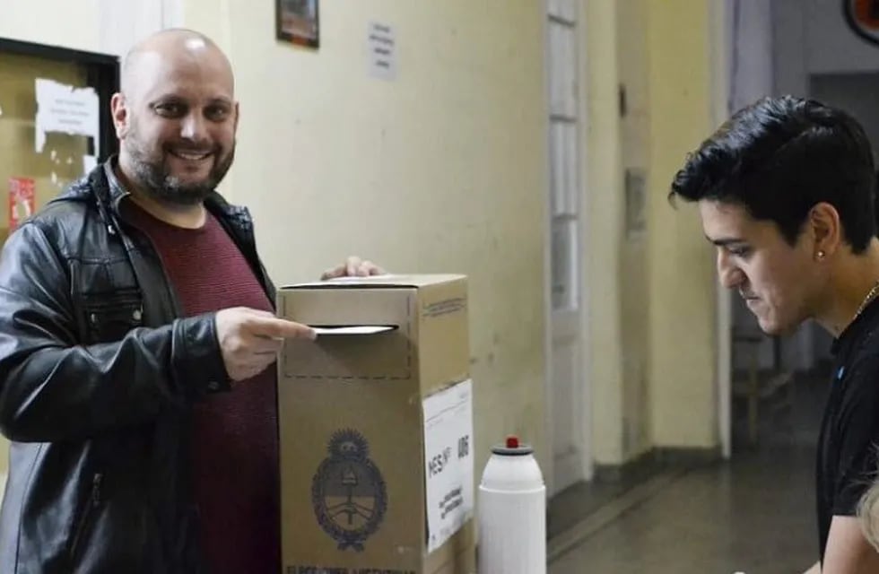 Octavio Crivaro, candidato del Frente de Izquierda, votando en las elecciones generales. (@OctavioCrivaro)