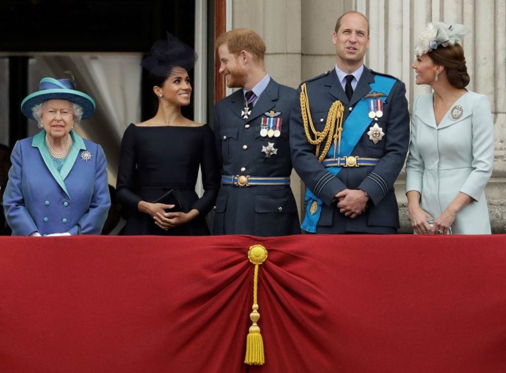 La reina Elizabeth II, Meghan, el príncipe Harry, el príncipe William y Kate (AFP)