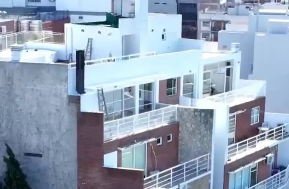 Así es el balcón desde el que Ezequiel Esperón cayó al vacío. (Captura)
