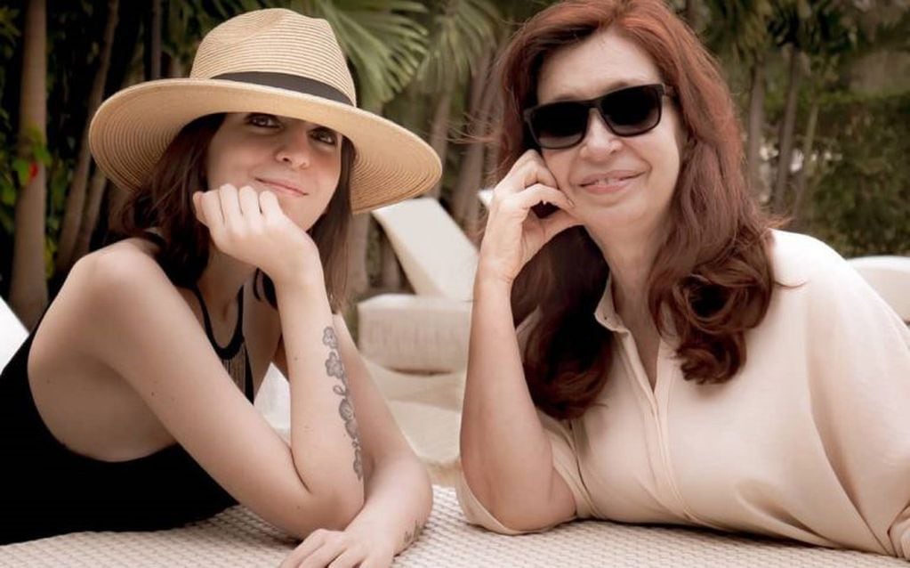 Cristina Kirchner, junto a su hija Florencia en Cuba. (Twitter/CFKArgentina)