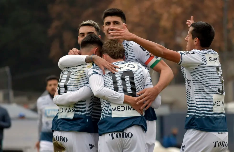 Independiente Rivadavia goleó a San Telmo 4-0 y se mantiene en el lote de los punteros de la Primera Nacional y llega entonado para el clásico mendocino ante Gimnasia.