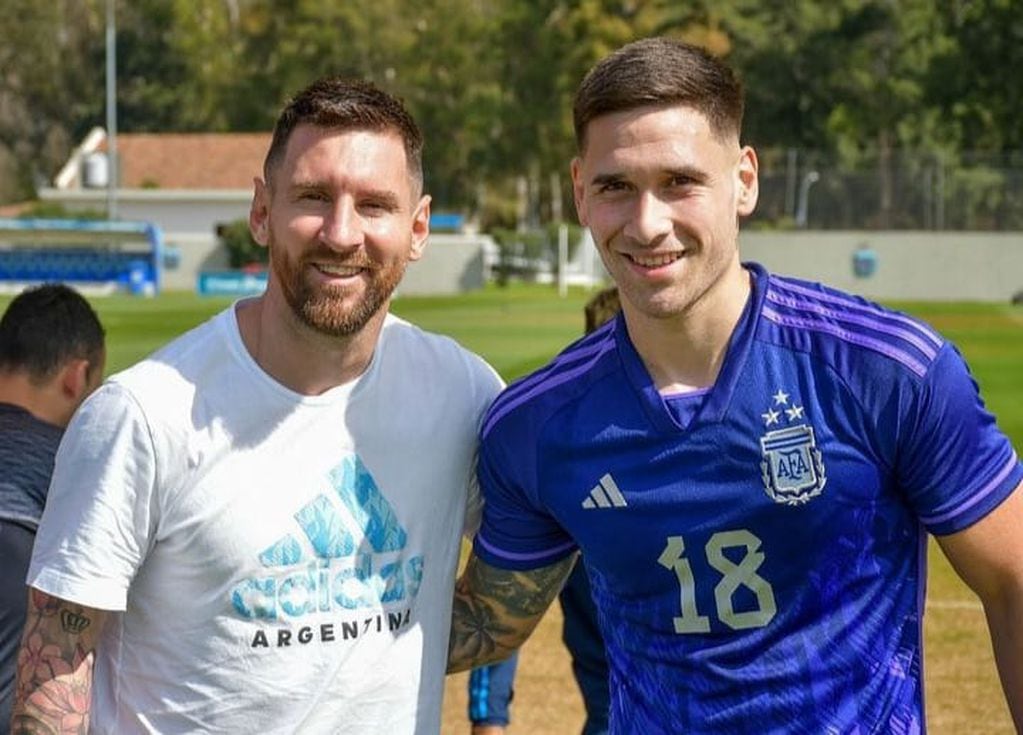 El volante central de Talleres y la foto con Messi, quien fue a ver el amistoso del sub 23 ante Bolivia. (IG: Rodrigo Villagra)