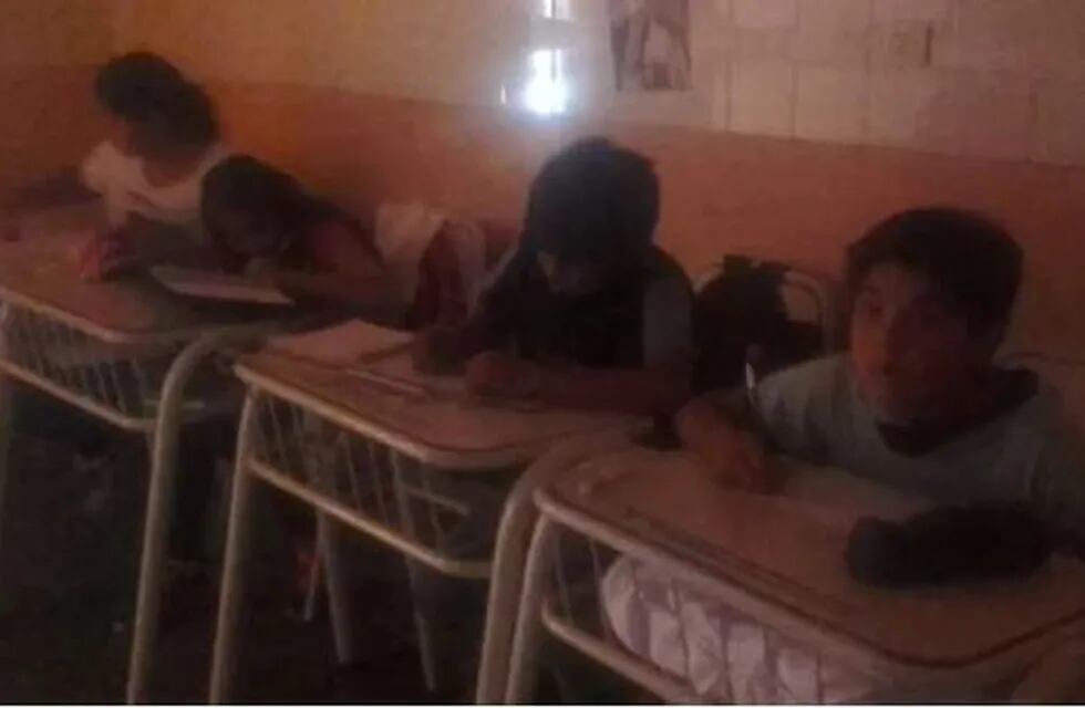 La empresa manifiesta que cortó el servicio porque descubrió que la Escuela estaba colgada al servicio eléctrico.