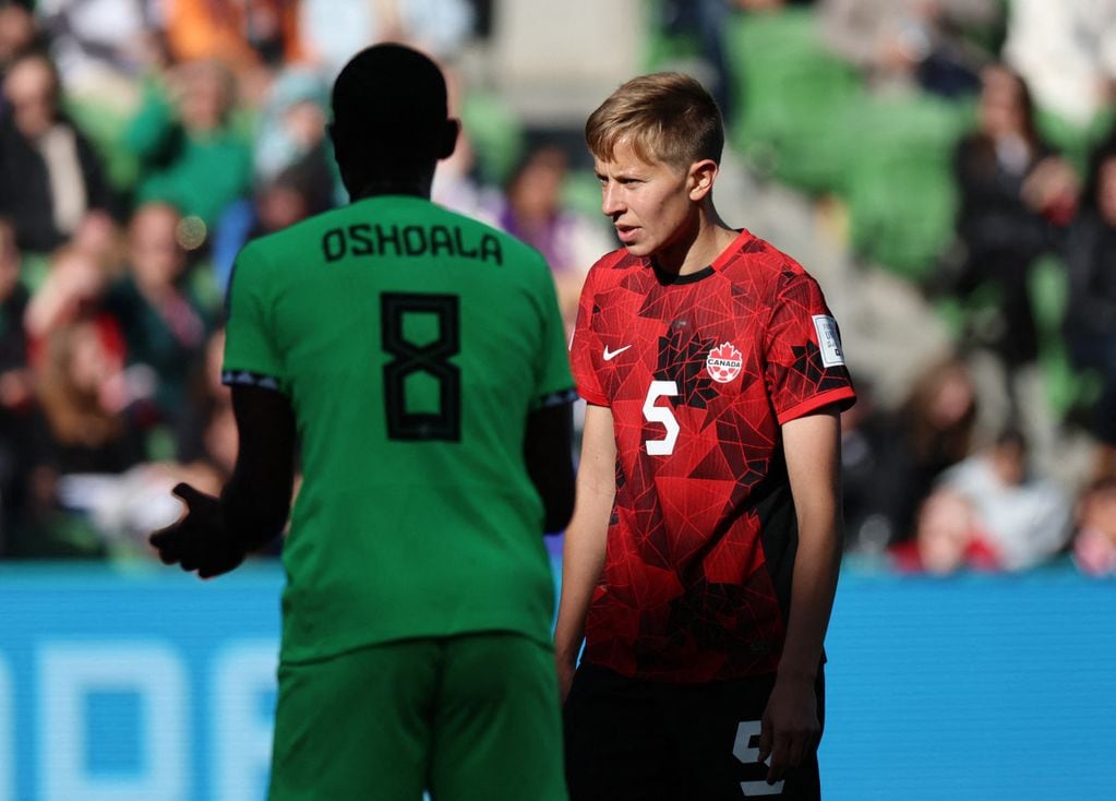 Atenta mirada de Quinn en el partido ante Nigeria por la primera fecha del Mundial
