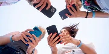 Grupo de jóvenes con celulares