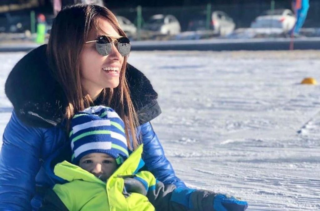 Antonela Roccuzzo llevó a sus hijo Ciro Messi a jugar a la nieve. (@antonelaroccuzzo)
