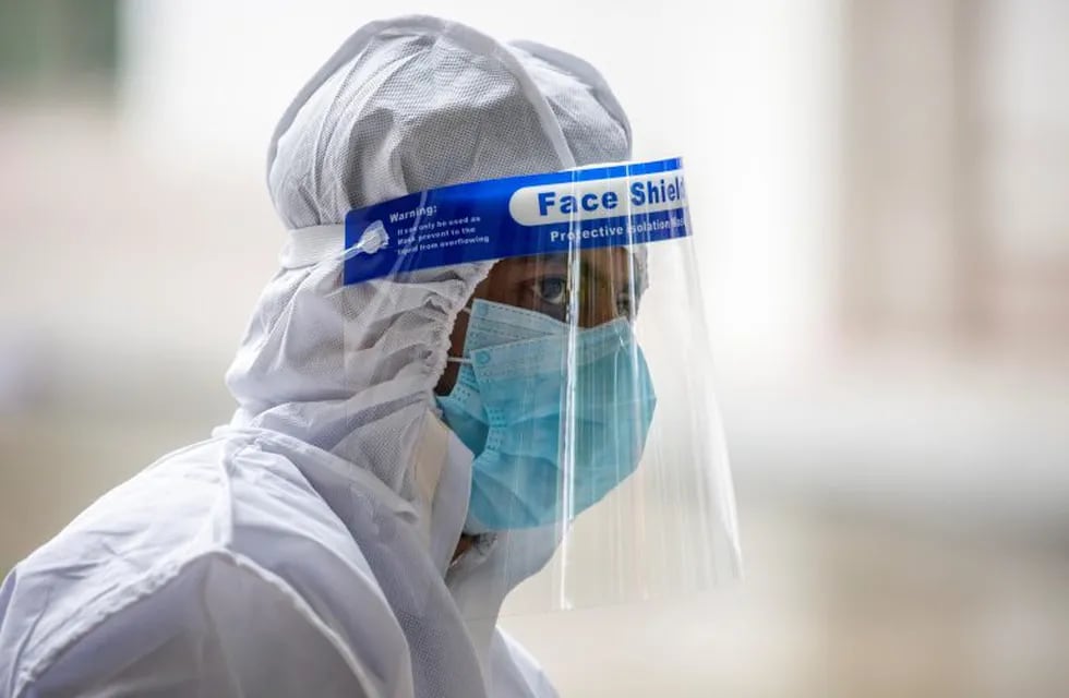 Dhaka (Bangladesh), 18/06/2020.- A Bangladeshi health worker in a full protective suit stands and manages people at the coronavirus testing center of the Mugda Medical Collage and Hospital in Dhaka, Bangladesh, 18 June 2020. According to the Bangladesh Directorate General of Health Services (DGHS) and local media, Bangladesh has crossed the 100,000 mark of the Covid-19 cases and the deaths to 1,343. Countries around the world are taking increased measures to stem the widespread of the SARS-CoV-2 coronavirus which causes the COVID-19 disease. EFE/EPA/MONIRUL ALAM