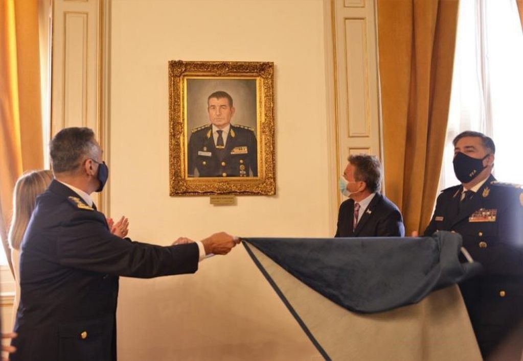 El retraro del chajariense fue colocado en el Sitial de Honor del Salón Dorado de la Jefatura del Departamento Central.