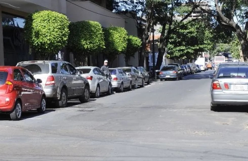 Estacionamiento en ambas manos en Rosario. (Archivo)