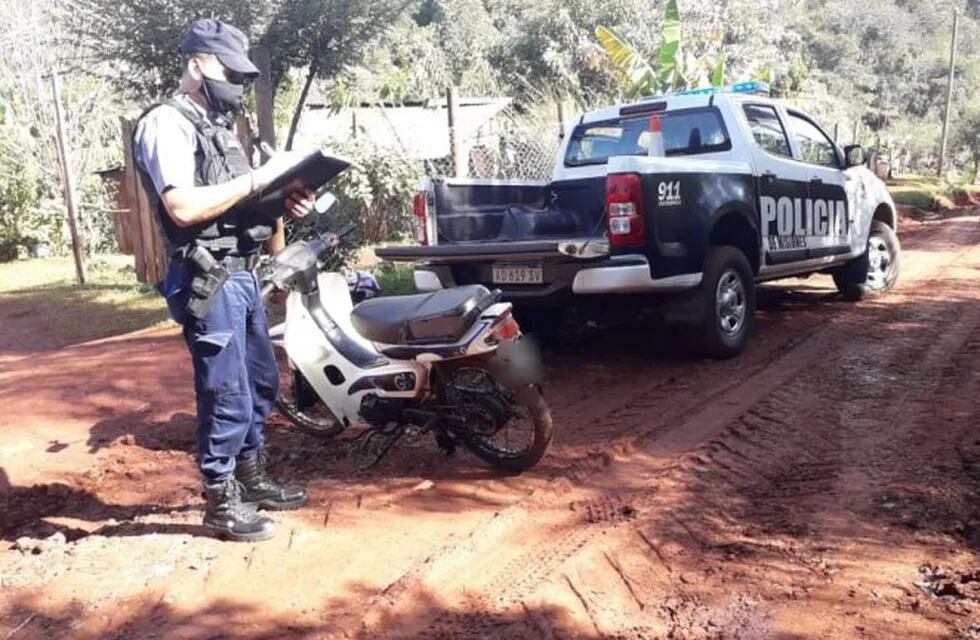El ladrón abandonó la moto cuando vio a la policía.