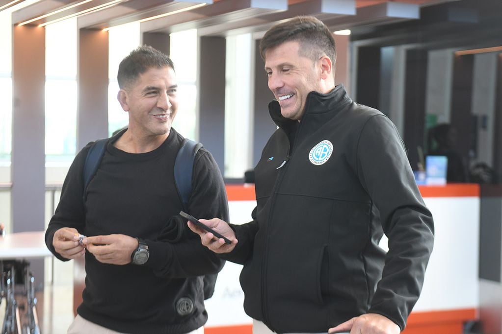 El Plantel de Belgrano parte desde el aeropuerto Córdoba hacia  Brasil para jugar con el internacional de Porto Alegre ( Ramiro Pereyra /La Voz)
