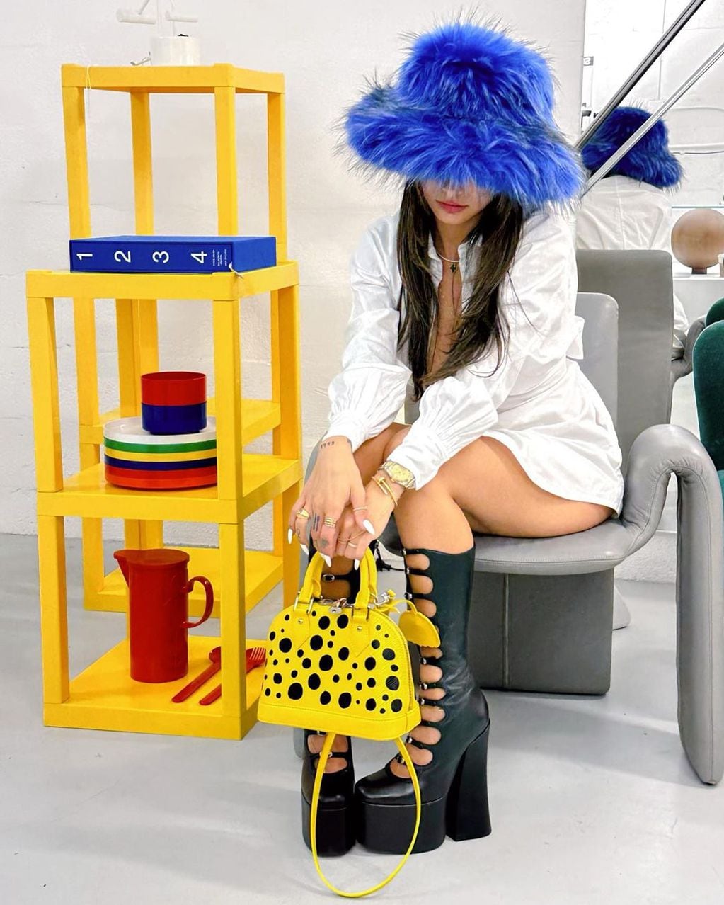 Mia Khalifa con su bolso de Louis Vuitton y Yayoi Kusama.