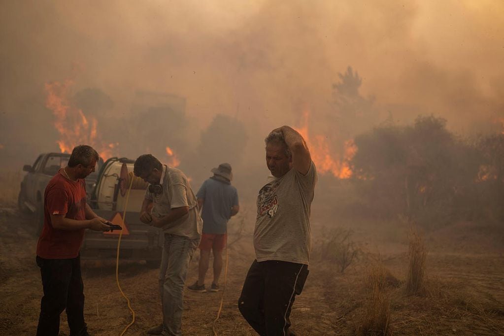 luchan contra incendios en todo el país en medio de un regreso de las temperaturas de la ola de calor. (Foto AP)