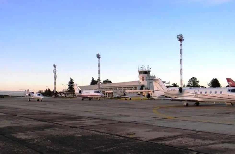 Los vuelos con destino a Santa Fe llegan desde junio del año pasado al aeropuerto de Paraná, Entre Ríos.