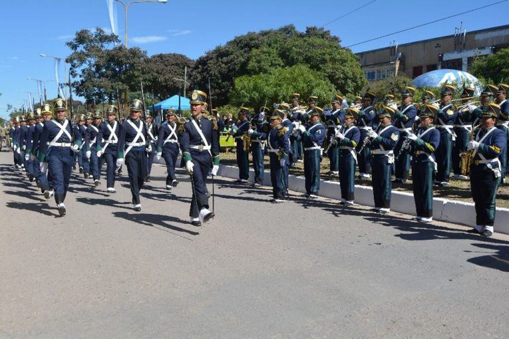 Escuadras de la Policía de la Provincia con el uniforme histórico deleitaron a la concurrencia, con su paso marcial al compás de las marchas ejecutadas por la Banda de Música de la fuerza.