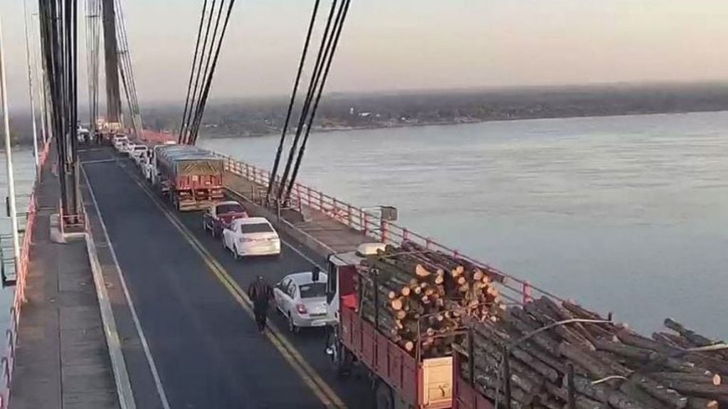 Demoras en el puente Belgrano por dos accidentes de tránsito. (Foto: Twitter)