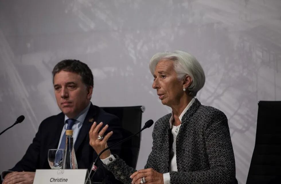 Christine Lagarde, managing director of the International Monetary Fund (IMF), right, speaks as Nicolas Dujovne, Argentina's treasury minister, listens at a news conference during the G-20 finance ministers and central bankers meetings in Buenos Aires, Argentina, on Saturday, July 21, 2018. Lagarde said she values the independence of central banks and added that current U.S. tariffs would have a negative impact on global growth. Photographer: Erica Canepa/Bloomberg buenos aires Christine Lagarde nicolas dujovne directora fondo monetario internacional fmi visita argentina director fmi visita argentina reuniones ministros reunion ministros del g20