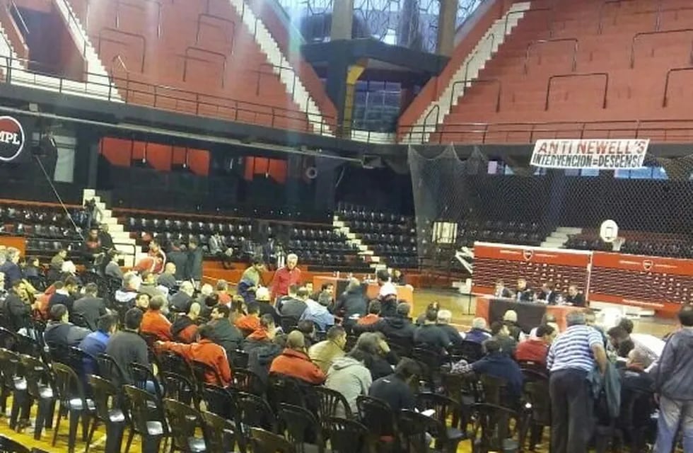 Postal de una asamblea de socios en el estadio cubierto de Newell's. (@pablook7)