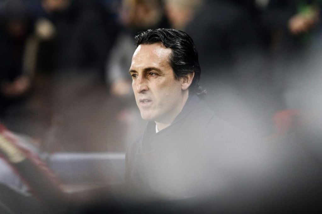 Paris Saint-Germain's Spanish headcoach Unai Emery looks on during the French L1 football match between Paris Saint-Germain (PSG) and Marseille (OM) at the Parc des Princes in Paris on February 25, 2018.  / AFP PHOTO / GEOFFROY VAN DER HASSELT