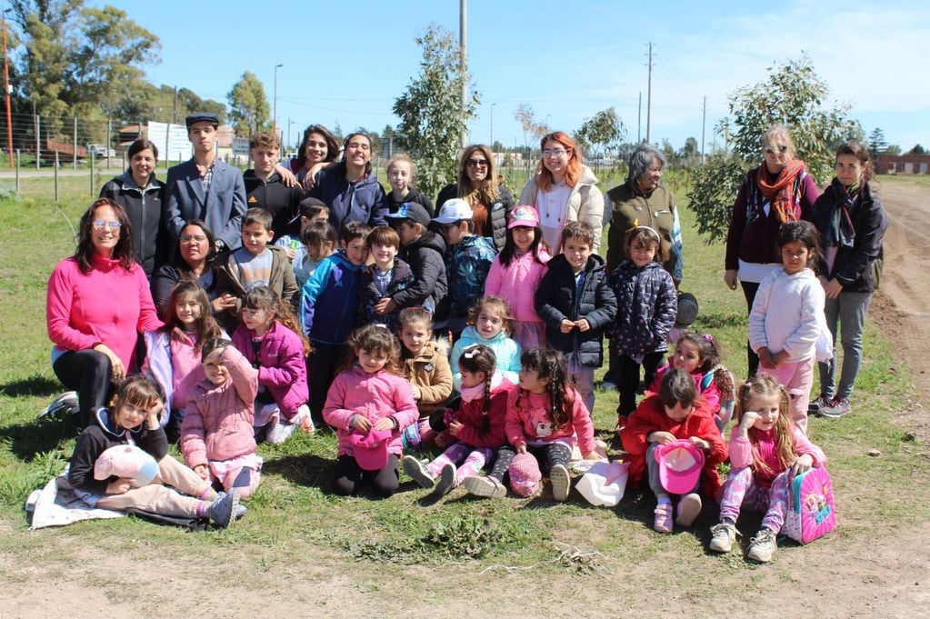 Tres Arroyos: Se realizó la jornada de forestación en el Polo Educativo