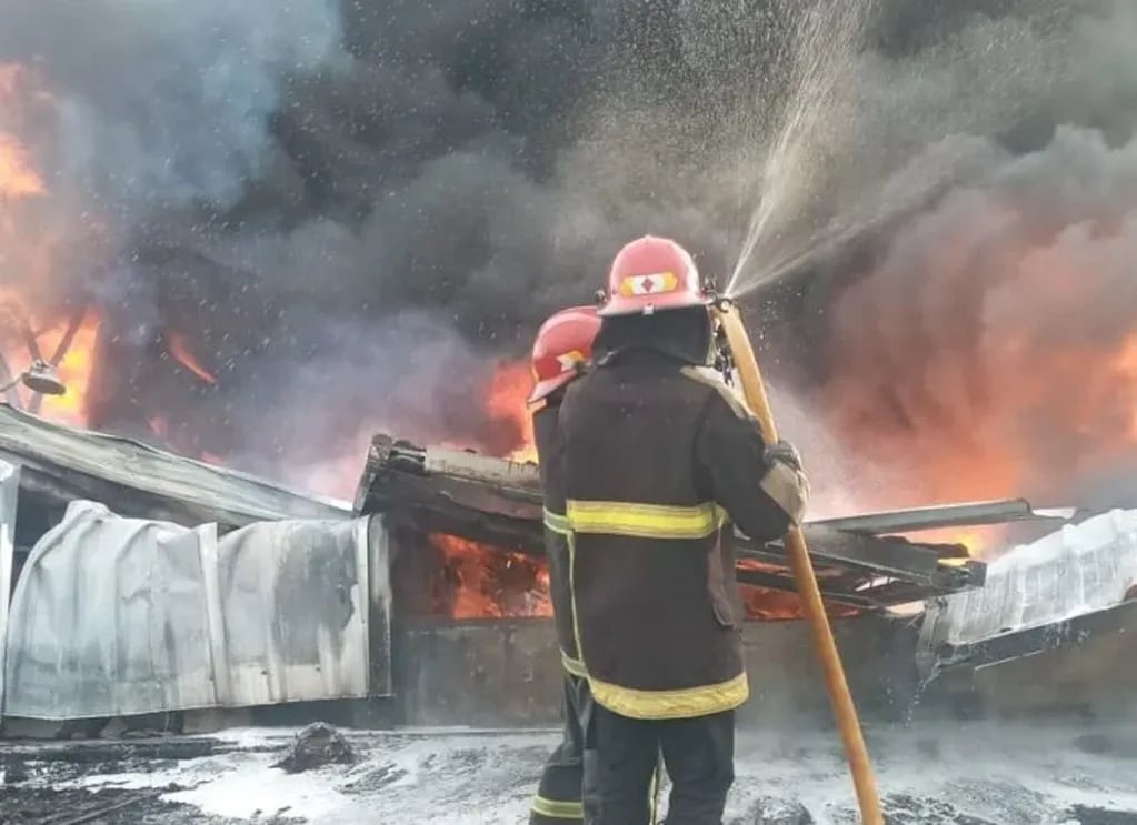Una fábrica de resina de una multinacional se incendió en Candelaria