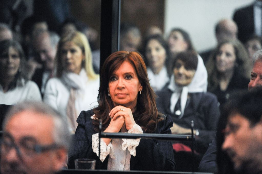 Cristina Fernández De Kirchner en el primer día del Juicio de la Causa Vialidad junto a su abogado Carlos Beraldi. Foto Federico Lopez Claro
