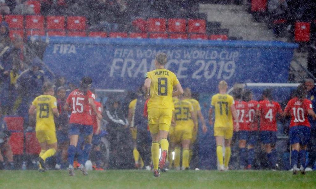 El encuentro fue interrumpido unos minutos por la torrencial lluvia en Rennes. (REUTERS)