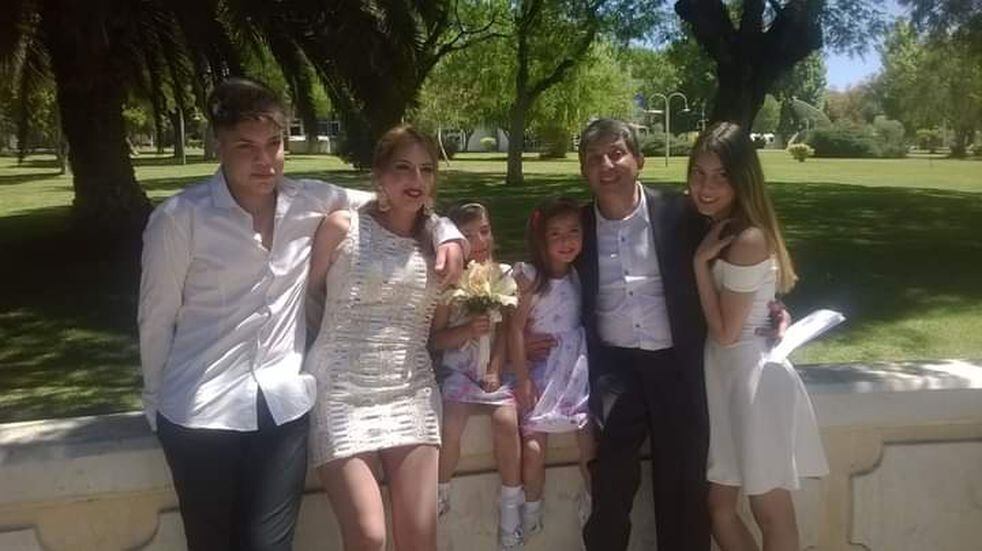 Natalia Albornoz junto a su marido e hijos. 