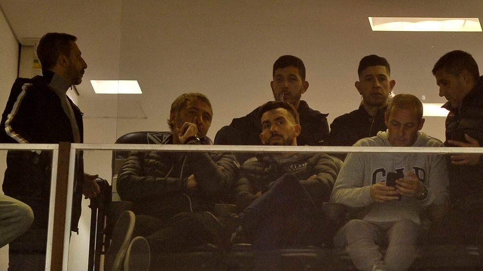 Carlos Tevez en las tribunas del estadio de Vélez observando el partido de Central, su nuevo equipo. (Fotobaires)