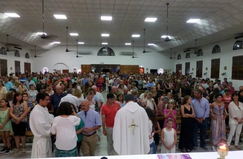 En una parroquia de Paraná bendicen a enfermos con cruces que entregó el Padre Ignacio Administrador de HTML Libre