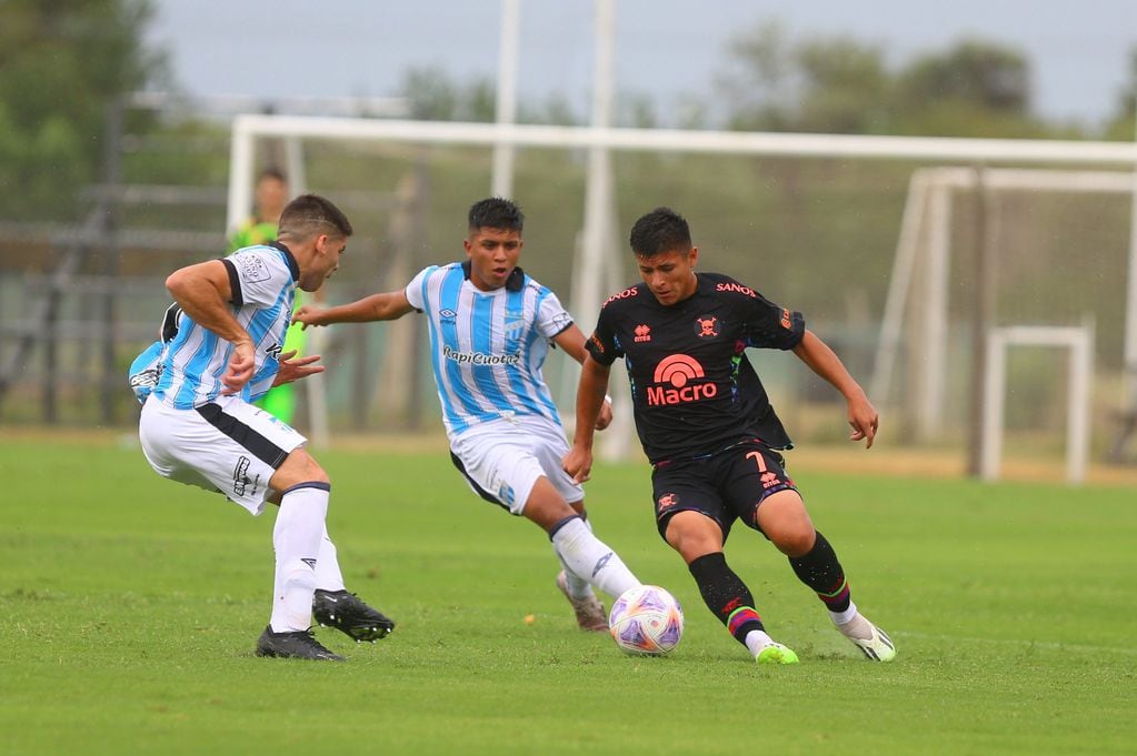 Lucas Bustos en plena acción, el delantero marcó el primer gol del Celeste (Prensa Belgrano)