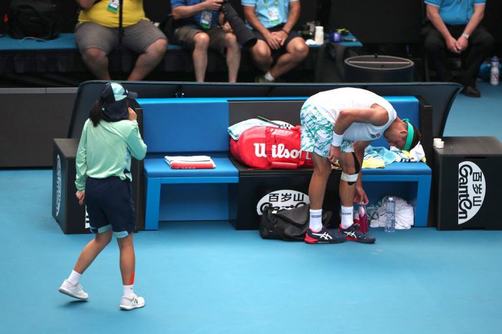 Tennys Sandgren se toma a pierna tras ser golpeado por la alcanzapelotas. (Foto: Hannah Mckay/REUTERS)