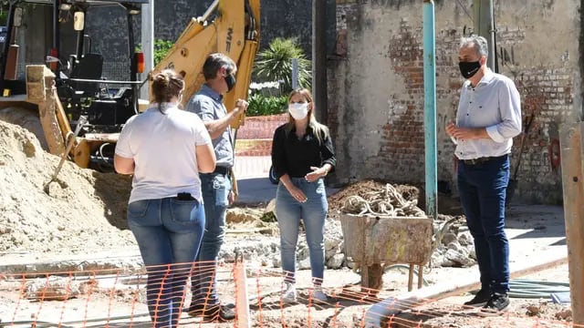 Recorrida de funcionarios por la obra de desagüe de calle Tucumán