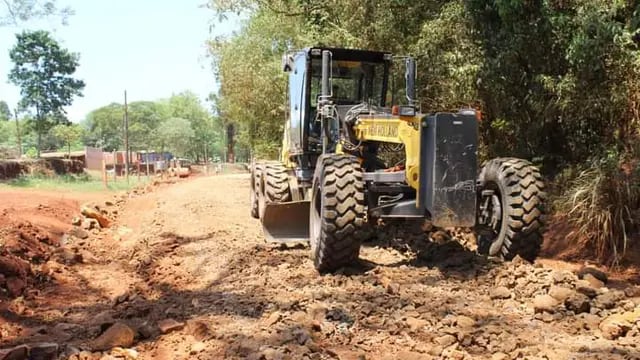 Realizan trabajos de mantenimiento de calles principales en barrios de Iguazú