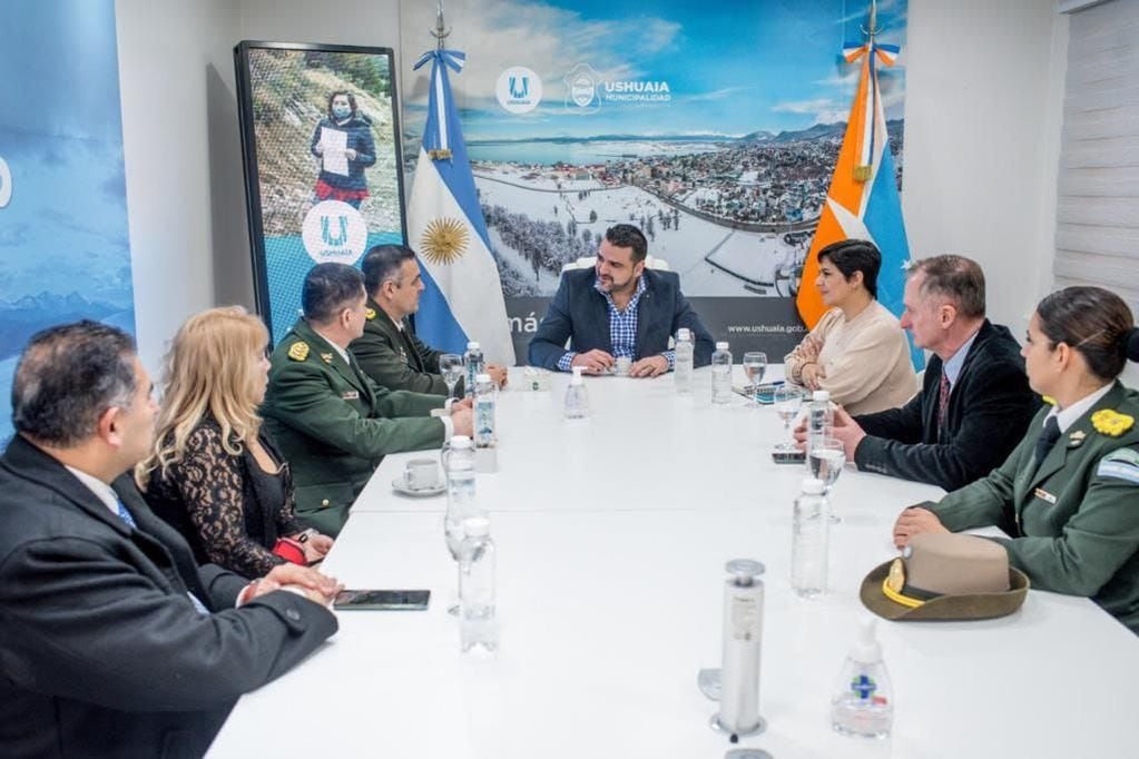 Vuoto recibió a las autoridades de Gendarmería Nacional, acompañado por Yésica Garay. Juntos acordaron una agenda de trabajo hasta fin de año.
