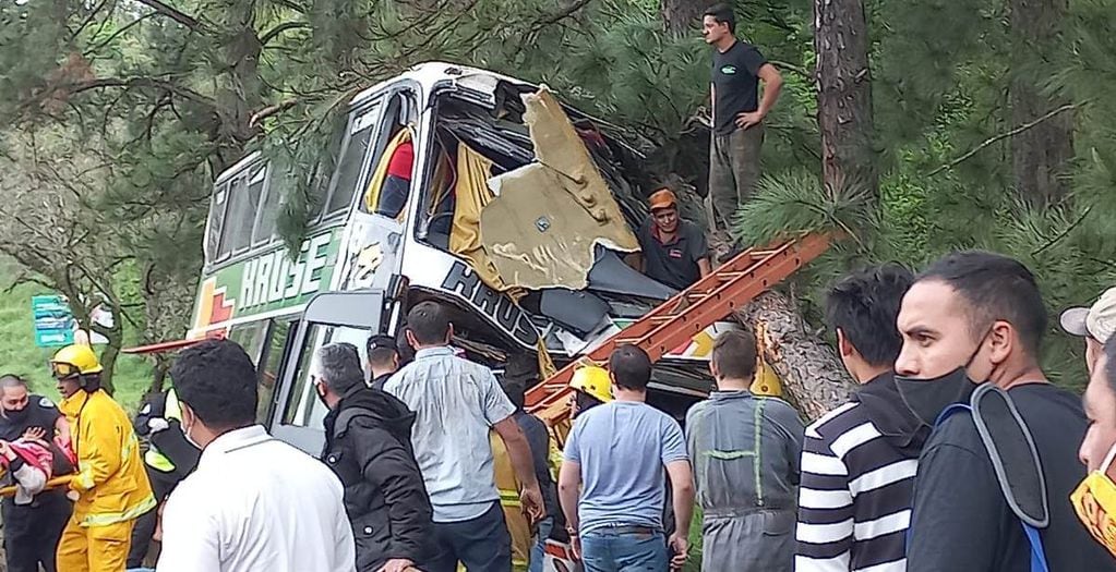 Cuatro pasajeros del accidente de ómnibus en Gobernador Roca se hallan con pronóstico reservado.