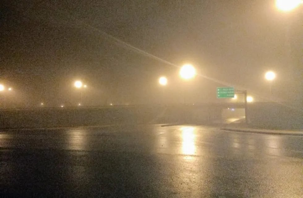 La visibilidad era muy baja en los accesos a la ciudad a primera hora. (@belitaonline)