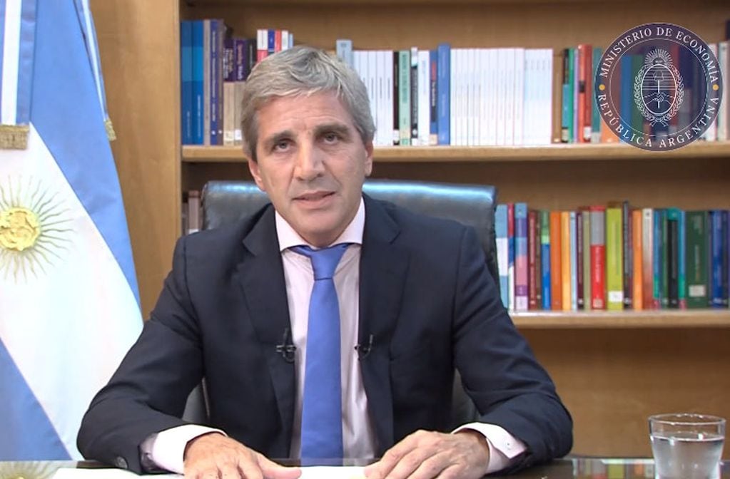 Luis "Toto" Caputo, ministro de Economía de Argentina, anunció una serie de medidas económicas este martes.