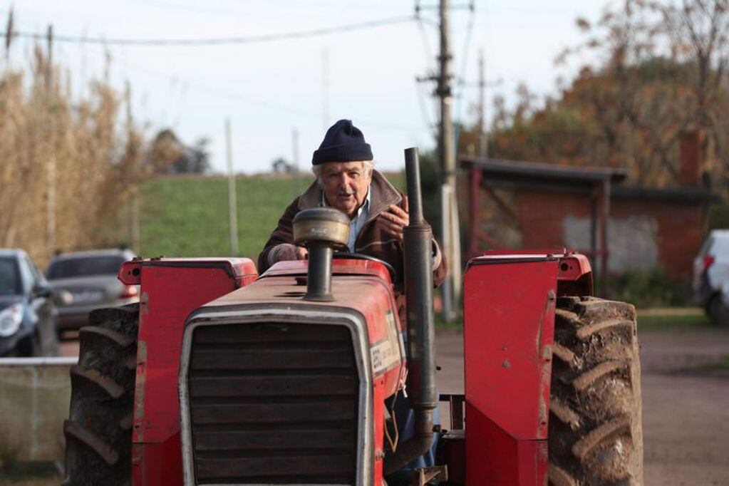 El expresidente de Uruguay José Mujica maneja su tractor (crédito: EFE/Raúl Martínez).