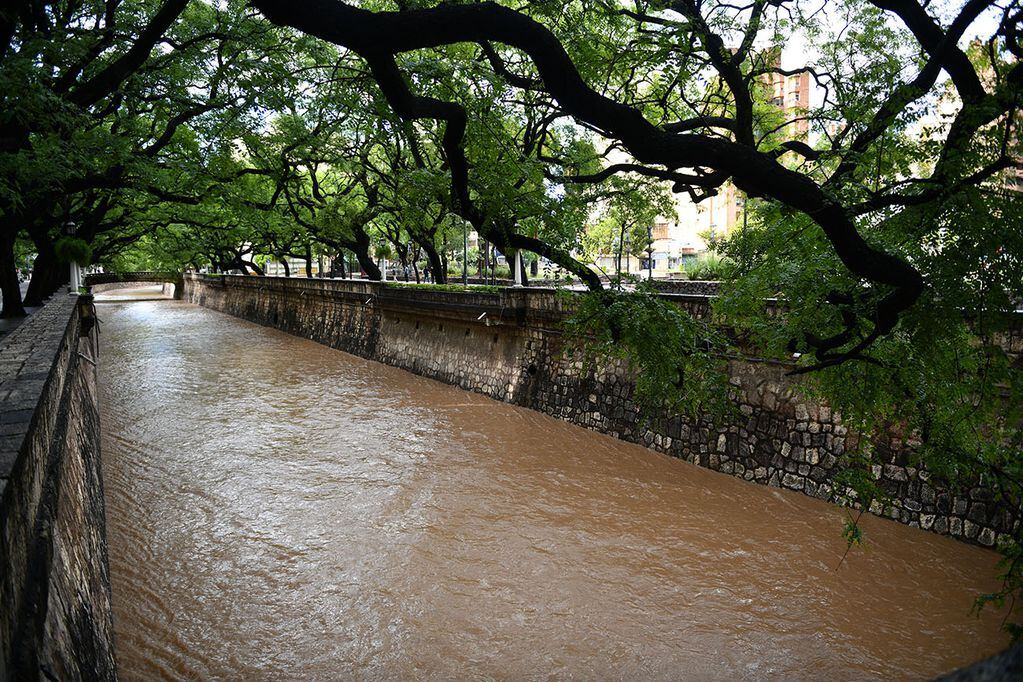 Las fuertes lluvias en la ciudad de Córdoba elevaron significativamente el caudal de la Cañada. Foto Pedro Castillo 