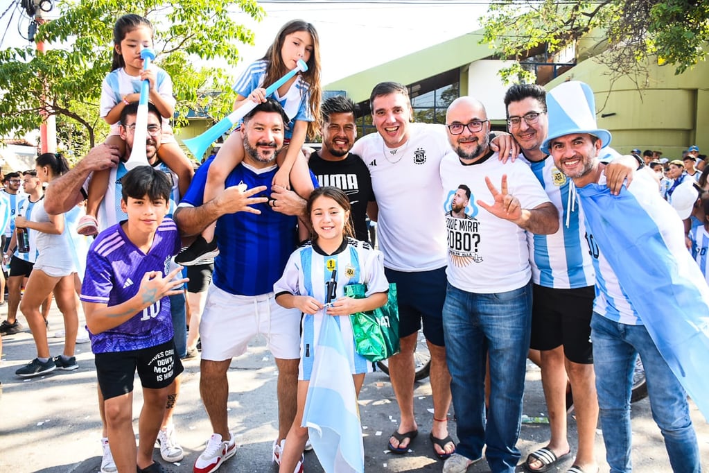 Familias y amigos salieron a festejar el tricampeonato, en San Pedro de Jujuy.