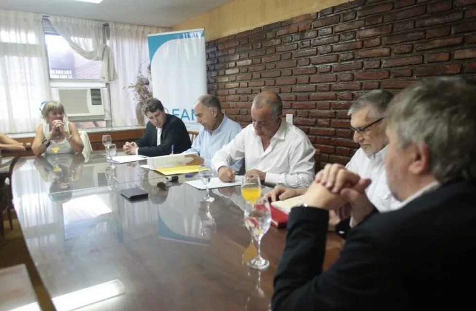 La firma tuvo lugar en la Asociación Mutualista Ferroviaria de Tafi Viejo y contó con la participación de integrantes de la Red de concejalas de la FAM. (Twitter @javier_noguera)