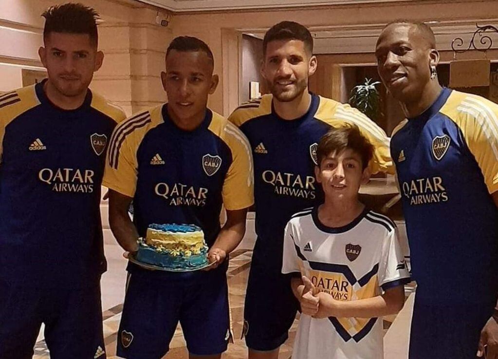 El nene con cuatro jugadores de Boca en la concentración del equipo de la Ribera. (Foto: zonales.com)