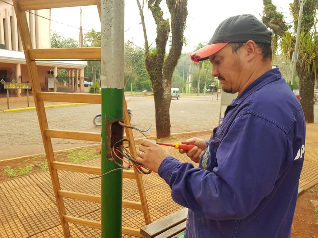 La Municipalidad de Iguazú continúa la instalación de luces en plaza y espacios públicos