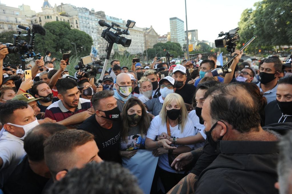 Claudia, Dalma y Gianinna encabzaron unos minutos la multitudinaria marcha por Maradona en el Obelisco para reclamar por la muerte del Diez.