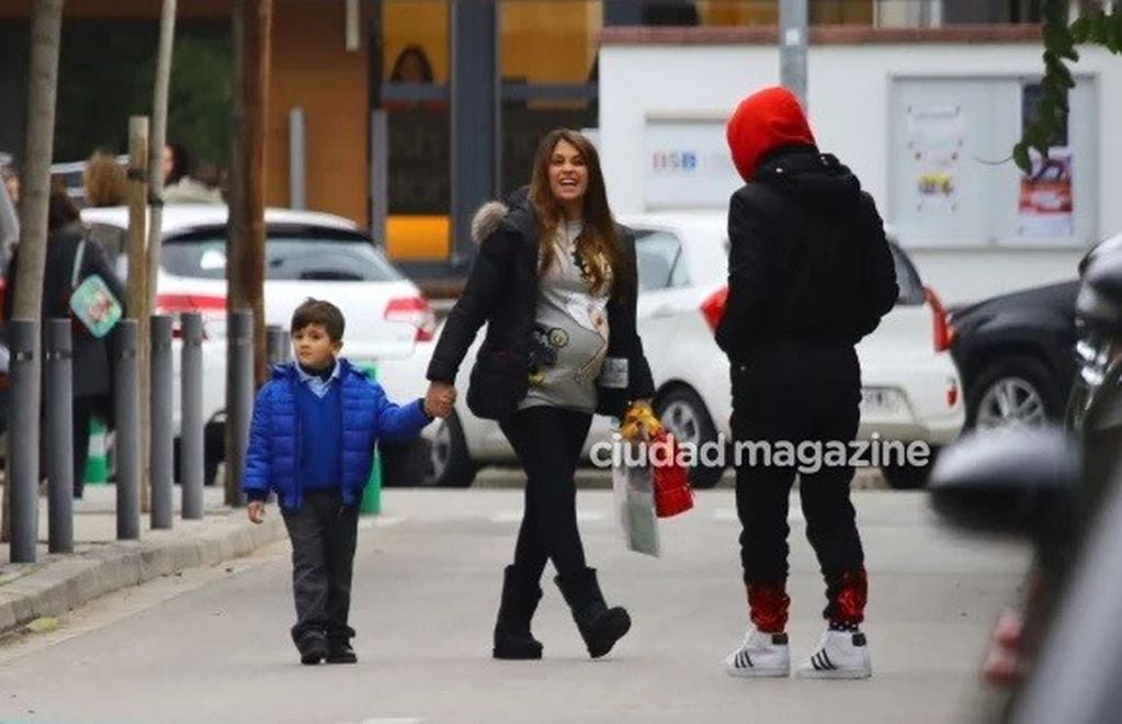 Messi y Antonela fueron a buscar a Thiago a la escuela. (Foto: Grosby Group)