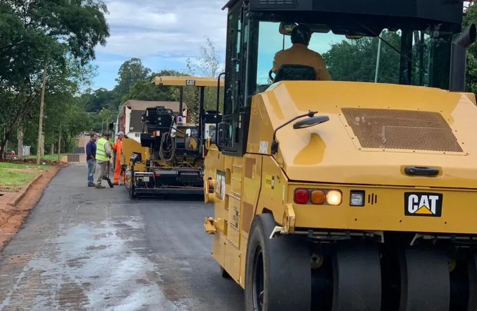 Continúan las obras en el cementerio Sueco y realizan asfaltado sobre empedrado en Oberá