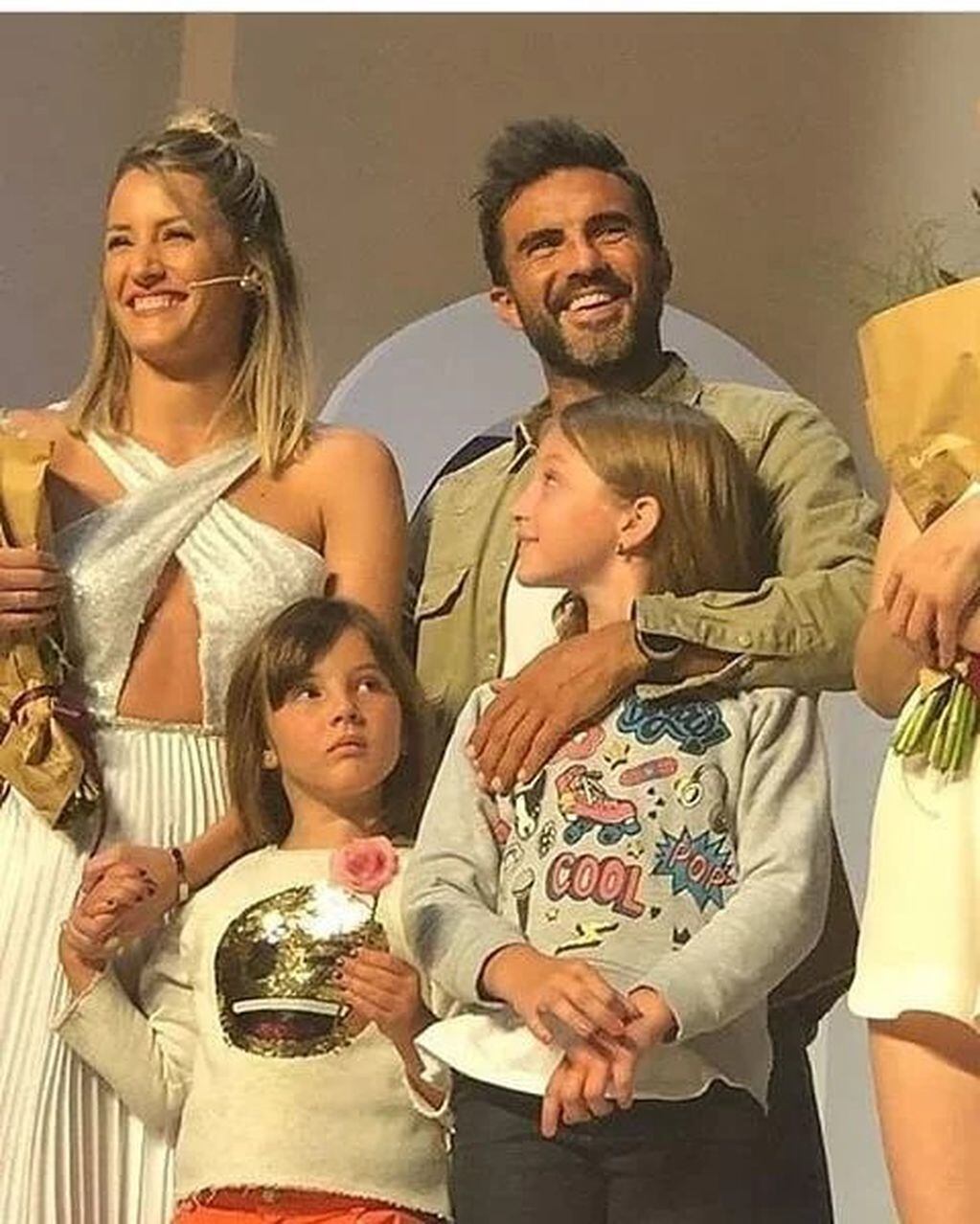 Sienna y Allegra Cubero subieron al escenario junto a su papá, Fabián Cubero para saludar a Mica Viciconte (Foto: Instagram)