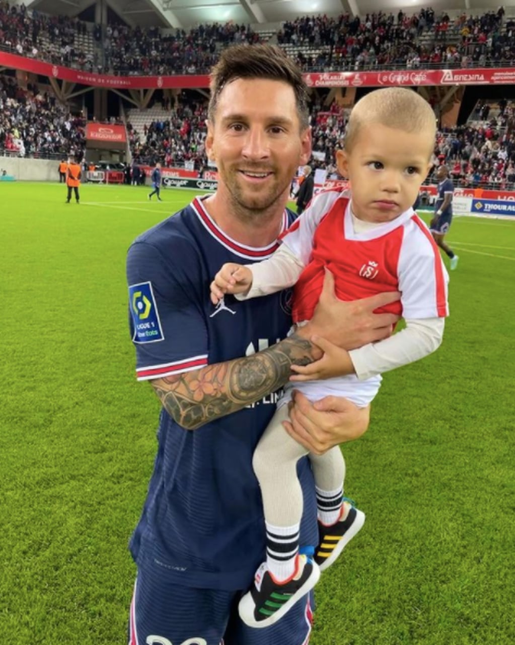 La foto de Lionel Messi con el arquero del Reims.