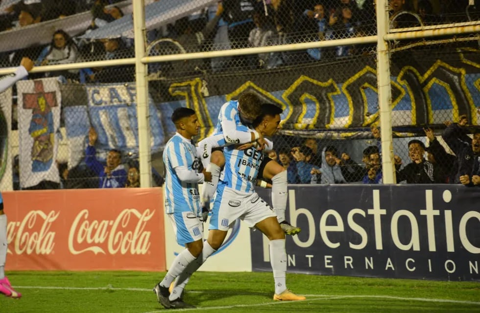 Facundo Rivero, de penal, marcó el 1-0 de Racing ante Quilmes en Nueva Italia.